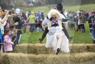 FEATURE - Dorking: Wife Carrying Race - Männer schleppen ihre Frauen