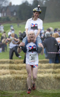 FEATURE - Dorking: Wife Carrying Race - Männer schleppen ihre Frauen