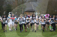 FEATURE - Dorking: Wife Carrying Race - Männer schleppen ihre Frauen