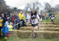 FEATURE - Dorking: Wife Carrying Race - Männer schleppen ihre Frauen