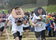 FEATURE - Dorking: Wife Carrying Race - Männer schleppen ihre Frauen
