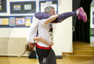 FEATURE - Dorking: Wife Carrying Race - Männer schleppen ihre Frauen