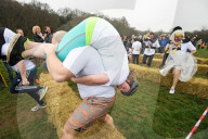 FEATURE - Dorking: Wife Carrying Race - Männer schleppen ihre Frauen
