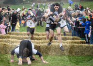 FEATURE - Dorking: Wife Carrying Race - Männer schleppen ihre Frauen