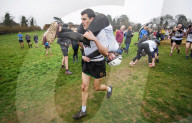 FEATURE - Dorking: Wife Carrying Race - Männer schleppen ihre Frauen