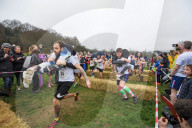 FEATURE - Dorking: Wife Carrying Race - Männer schleppen ihre Frauen