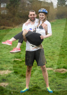 FEATURE - Dorking: Wife Carrying Race - Männer schleppen ihre Frauen