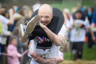 FEATURE - Dorking: Wife Carrying Race - Männer schleppen ihre Frauen