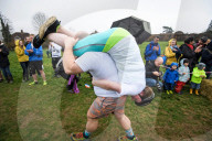 FEATURE - Dorking: Wife Carrying Race - Männer schleppen ihre Frauen