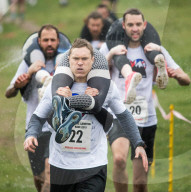 FEATURE - Dorking: Wife Carrying Race - Männer schleppen ihre Frauen