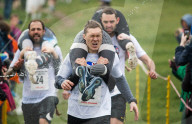 FEATURE - Dorking: Wife Carrying Race - Männer schleppen ihre Frauen