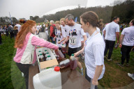 FEATURE - Dorking: Wife Carrying Race - Männer schleppen ihre Frauen