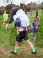 FEATURE - Dorking: Wife Carrying Race - Männer schleppen ihre Frauen
