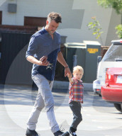 PEOPLE - Dem Papa aus dem Gesicht geschnitten: Josh Duhamel's Sohn Axl