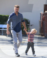 PEOPLE - Dem Papa aus dem Gesicht geschnitten: Josh Duhamel's Sohn Axl