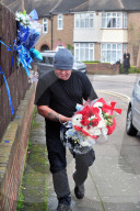 NEWS - London: Blumen für die getöteten Einbrecher werden sofort wieder entfernt