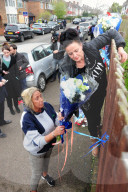 NEWS - London: Blumen für die getöteten Einbrecher werden sofort wieder entfernt