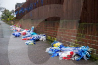 NEWS - London: Blumen für die getöteten Einbrecher werden sofort wieder entfernt