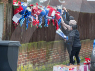NEWS - London: Blumen für die getöteten Einbrecher werden sofort wieder entfernt