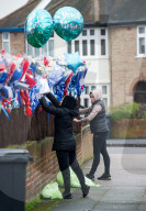 NEWS - London: Blumen für die getöteten Einbrecher werden sofort wieder entfernt