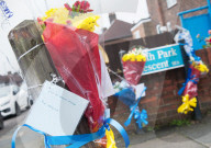 NEWS - London: Blumen für die getöteten Einbrecher werden sofort wieder entfernt