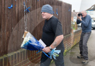 NEWS - London: Blumen für die getöteten Einbrecher werden sofort wieder entfernt