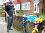 NEWS - London: Blumen für die getöteten Einbrecher werden sofort wieder entfernt