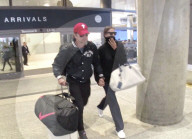 EXKLUSIV - Bradley Cooper und Irina Shayk halten Händchen am Flughafen 