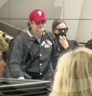 EXKLUSIV - Bradley Cooper und Irina Shayk halten Händchen am Flughafen 