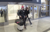 EXKLUSIV - Bradley Cooper und Irina Shayk halten Händchen am Flughafen 