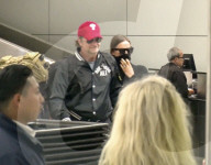 EXKLUSIV - Bradley Cooper und Irina Shayk halten Händchen am Flughafen 