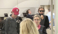 EXKLUSIV - Bradley Cooper und Irina Shayk halten Händchen am Flughafen 