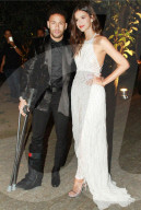 PEOPLE - Neymar Jr an Krücken mit Bruna Marquezine an der amfAR Gala in Sao Paulo