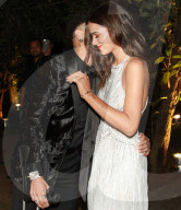 PEOPLE - Neymar Jr an Krücken mit Bruna Marquezine an der amfAR Gala in Sao Paulo