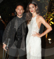 PEOPLE - Neymar Jr an Krücken mit Bruna Marquezine an der amfAR Gala in Sao Paulo
