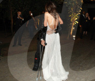 PEOPLE - Neymar Jr an Krücken mit Bruna Marquezine an der amfAR Gala in Sao Paulo