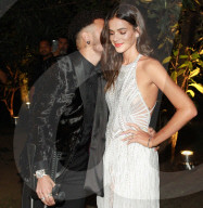 PEOPLE - Neymar Jr an Krücken mit Bruna Marquezine an der amfAR Gala in Sao Paulo