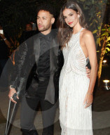 PEOPLE - Neymar Jr an Krücken mit Bruna Marquezine an der amfAR Gala in Sao Paulo