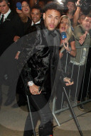 PEOPLE - Neymar Jr an Krücken mit Bruna Marquezine an der amfAR Gala in Sao Paulo