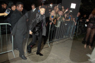 PEOPLE - Neymar Jr an Krücken mit Bruna Marquezine an der amfAR Gala in Sao Paulo