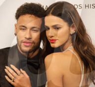 PEOPLE - Neymar Jr an Krücken mit Bruna Marquezine an der amfAR Gala in Sao Paulo