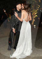 PEOPLE - Neymar Jr an Krücken mit Bruna Marquezine an der amfAR Gala in Sao Paulo