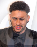 PEOPLE - Neymar Jr an Krücken mit Bruna Marquezine an der amfAR Gala in Sao Paulo