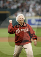 Barbara Bush throws first pitch at National League Championship game 4
