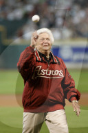 Barbara Bush throws first pitch at National League Championship game 4