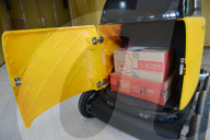FEATURE - Erstes unbemanntes Postfahrzeug in China getestet