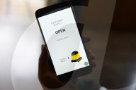 FEATURE - Erstes unbemanntes Postfahrzeug in China getestet