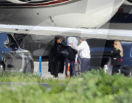 PEOPLE - Die Kardashians landen in Van Nuys nach ihrem Besuch von Khloe und Baby True Thompson in Cleveland