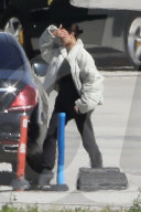 PEOPLE - Die Kardashians landen in Van Nuys nach ihrem Besuch von Khloe und Baby True Thompson in Cleveland