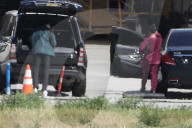 PEOPLE - Die Kardashians landen in Van Nuys nach ihrem Besuch von Khloe und Baby True Thompson in Cleveland